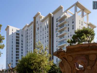 La vasta area verde � stata ceduta dalla famiglia proprietaria della residenza alla societ� Ined. Quest�ultima d�accordo con il Comune di Bari, nell�ambito di un piano di lottizzazione della zona, ha annesso il giardino al nuovo adiacente complesso Abiparco, rendolo comunque fruibile al pubblico